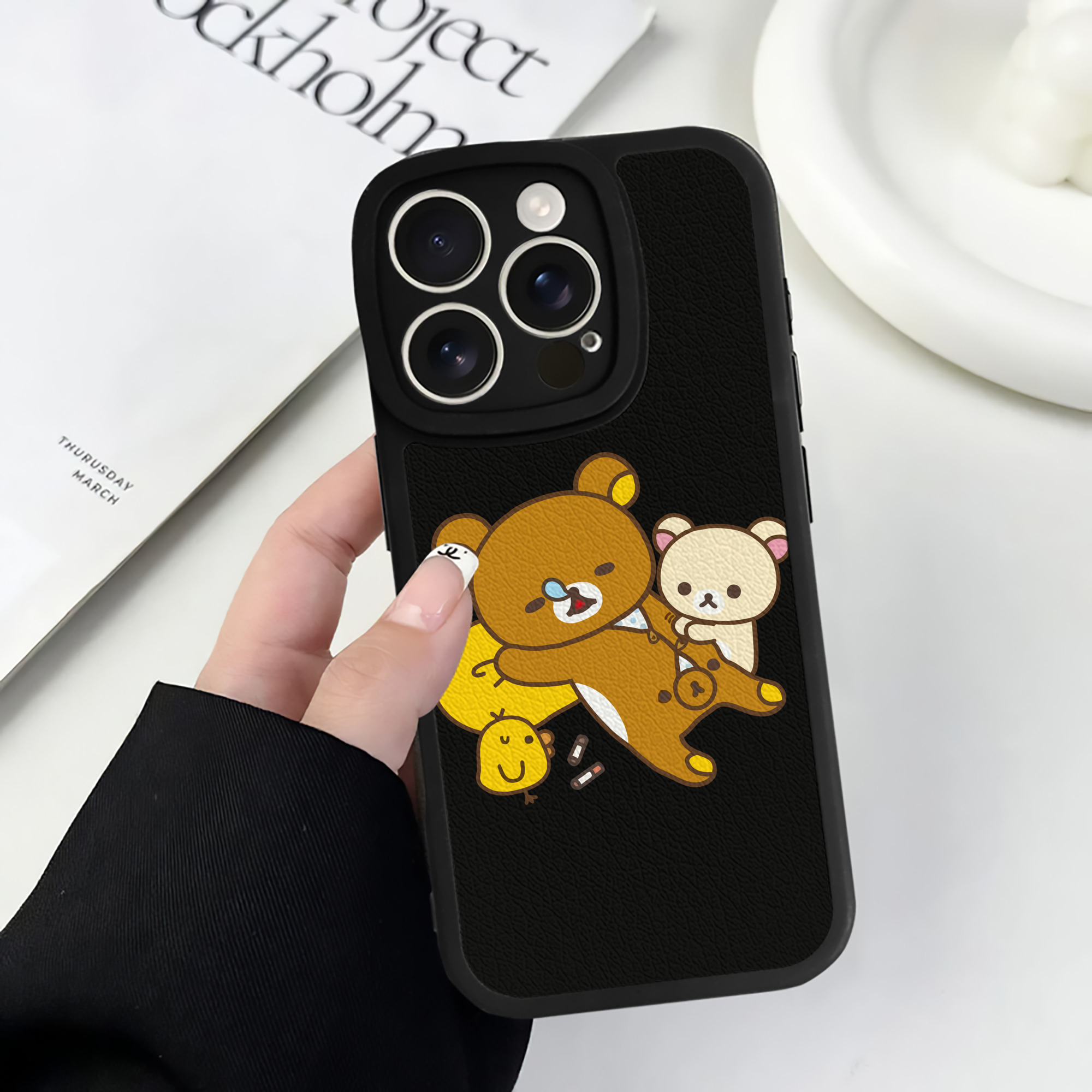 （画像用） リラックマ リラックマ キイロイトリ Rilakkuma Korilakkuma Kiiroitori 【iPhone 16シリーズ対応】シリコンスマホケース（レザー調） 材質：シリコン